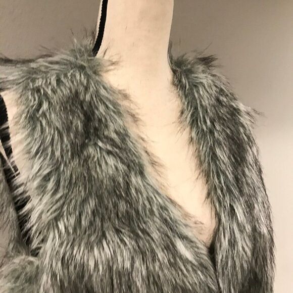 Faux fur grey sleeveless vest - Picture 3 of 11
